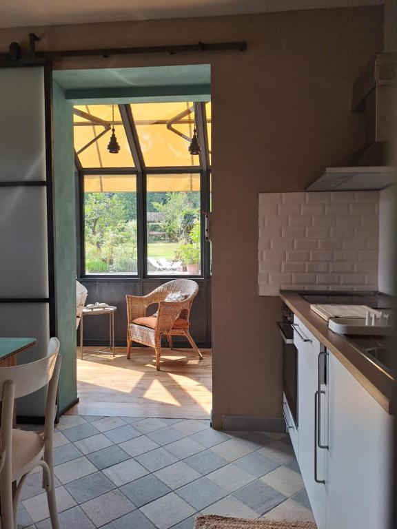 a kitchen with a door leading to a patio at Il giardino di fronte in Saluzzo