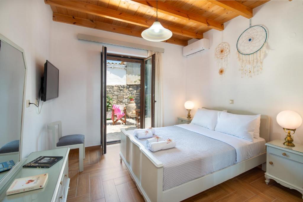 a bedroom with a bed with two dolls on it at Rena's house in Zenempisátika