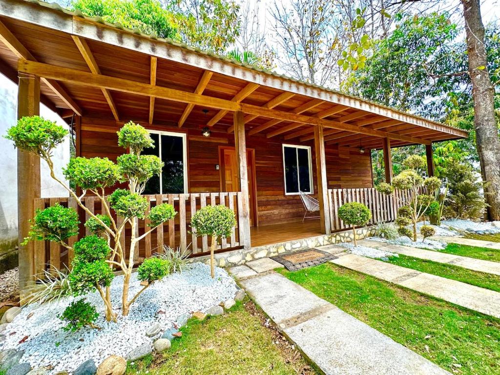 Κήπος έξω από το Beautiful Wooden Cabin W AC