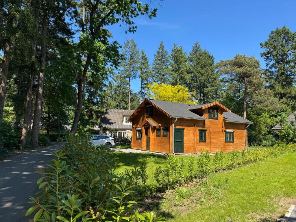 una casa de madera en medio de una carretera en Huize Eléna, en Lochem