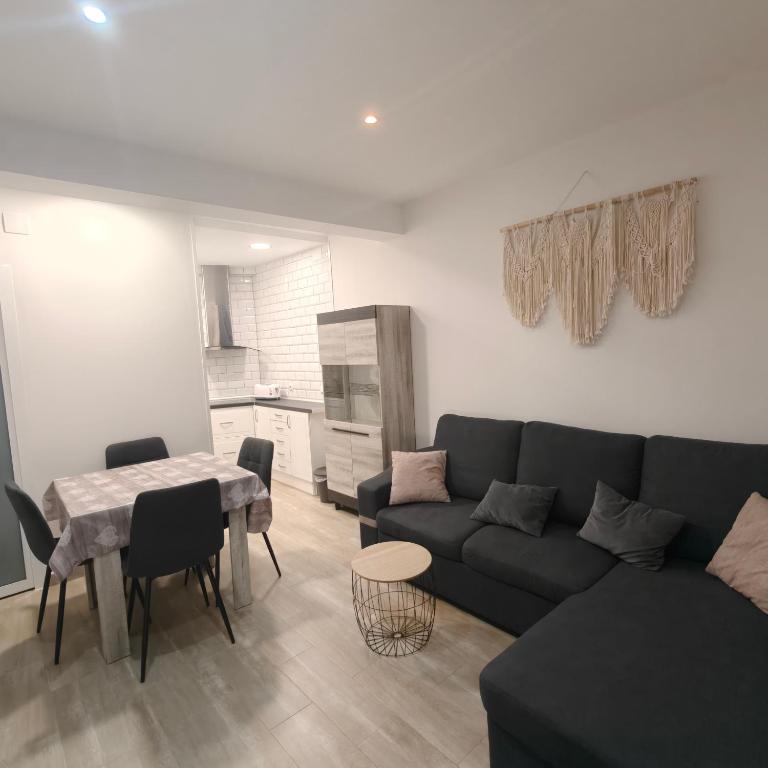 A kitchen or kitchenette at APARTAMENTO FAMILIAR a 100 mts de la Playa Reformado 2025 con WIFI
