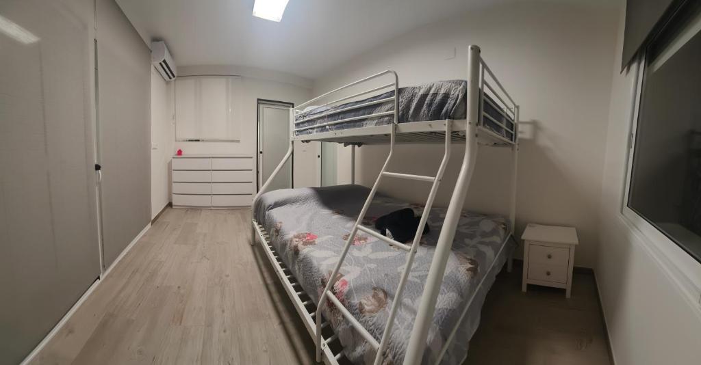 A bed or beds in a room at APARTAMENTO FAMILIAR a 100 mts de la Playa Reformado 2025 con WIFI