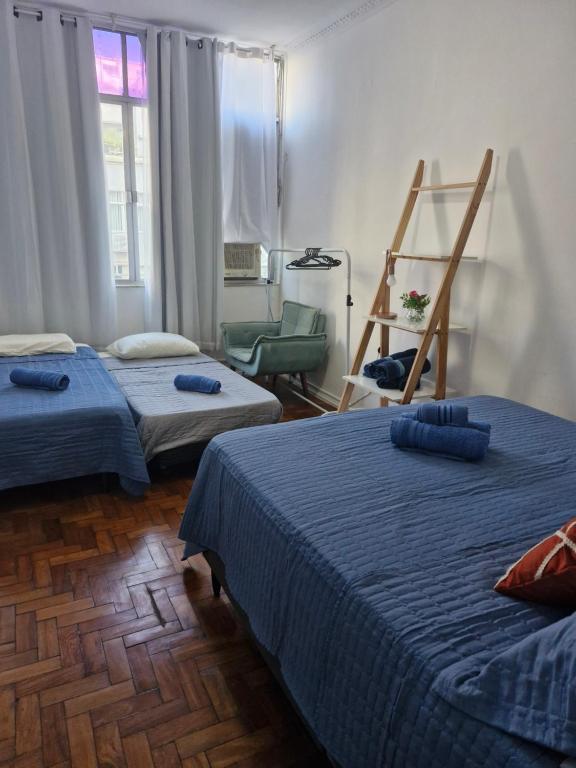 una habitación con 2 camas y una escalera. en Apto entre copacabana e Ipanema, en Río de Janeiro