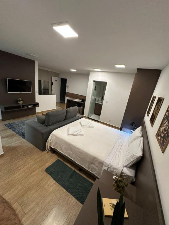 Un dormitorio grande con una cama y un sofá. en Equilíbrio Pefeito - Melhor Localização!, en Sorocaba