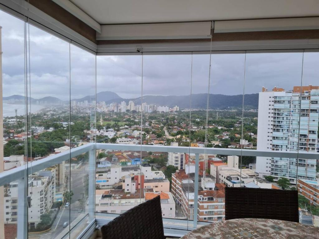 een kamer met uitzicht op een stad bij Lazer completo e vista inesquecível in Guarujá