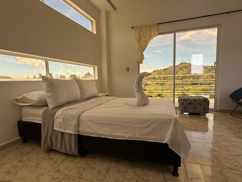 Imagen de la galería de Villa de lujo con piscina, jacuzzi y vista maravillosa, en El Peñol