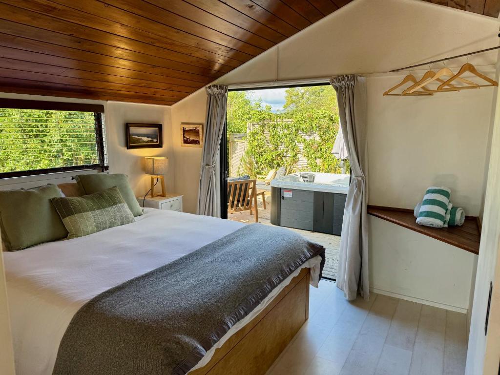 Voodi või voodid majutusasutuse Raglan View Cottage toas