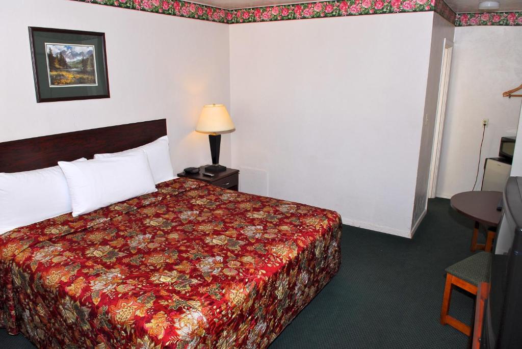 Postel nebo postele na pokoji v ubytování Stone Inn Extended Stay U of A