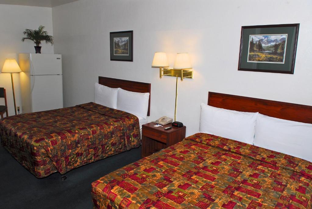 Postel nebo postele na pokoji v ubytování Stone Inn Extended Stay U of A