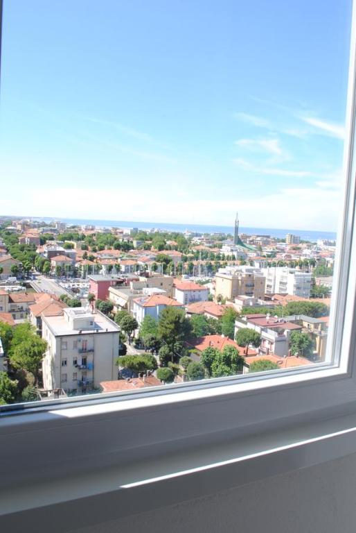 リミニにあるFederico Fellini Apartmentの市街の景色を望む窓