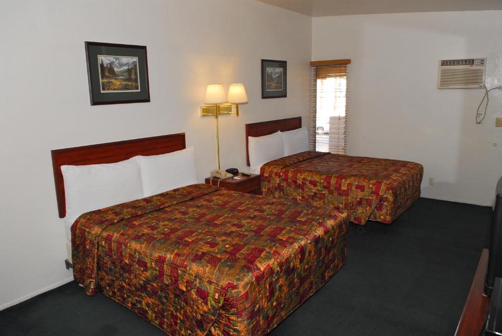 Postel nebo postele na pokoji v ubytování Stone Inn Extended Stay U of A