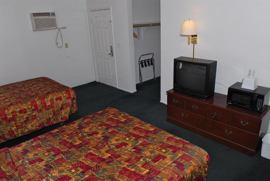Postel nebo postele na pokoji v ubytování Stone Inn Extended Stay U of A