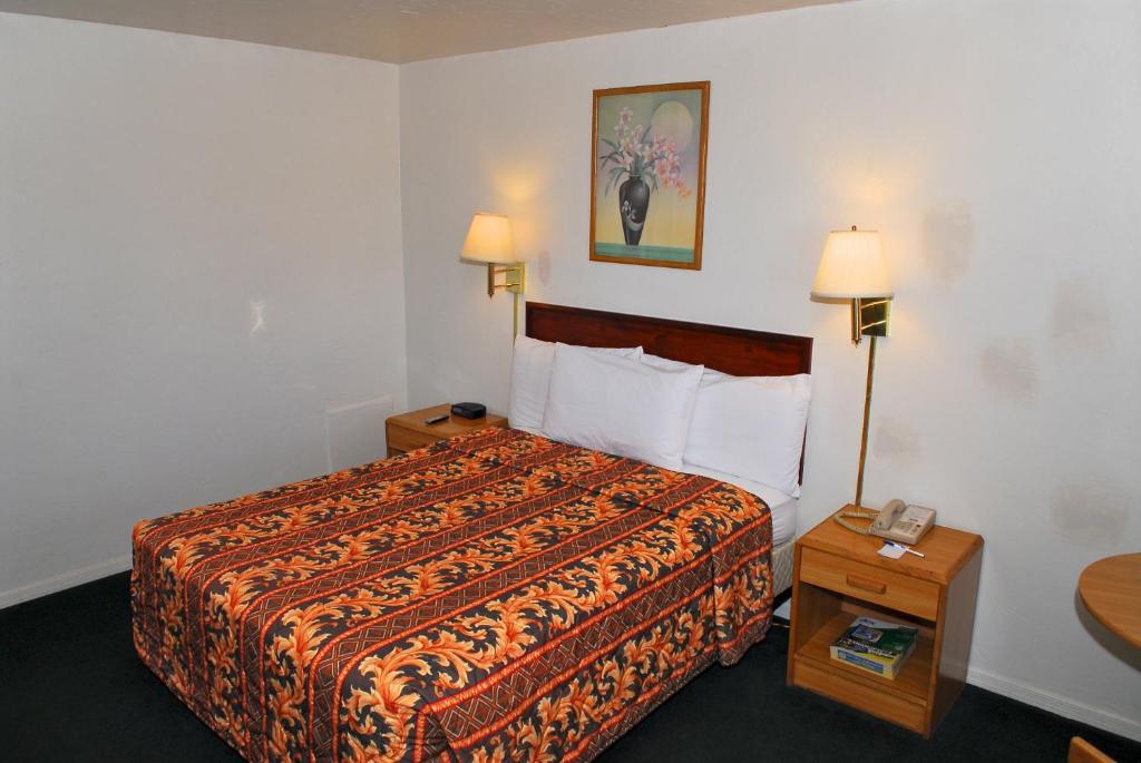 Postel nebo postele na pokoji v ubytování Stone Inn Extended Stay U of A