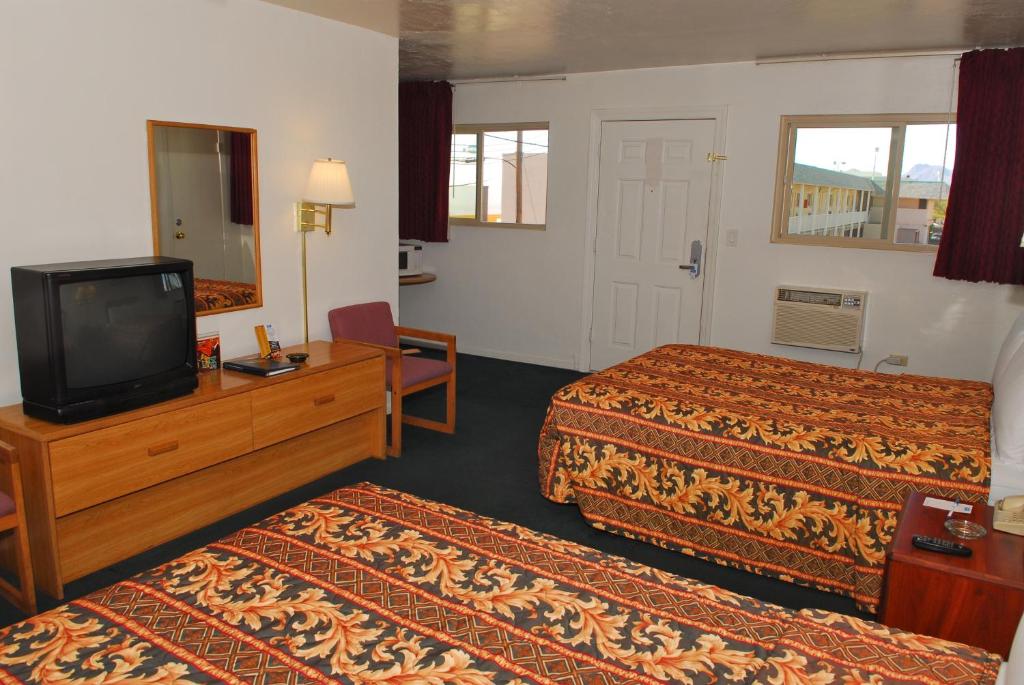 Postel nebo postele na pokoji v ubytování Stone Inn Extended Stay U of A