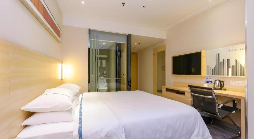 Postel nebo postele na pokoji v ubytování City Comfort Inn zhongshan Lihe Square Walmart