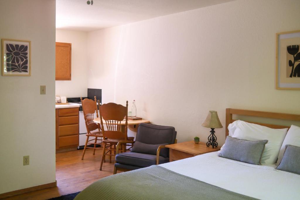 Rocky Mountain Inn - Queen Studio