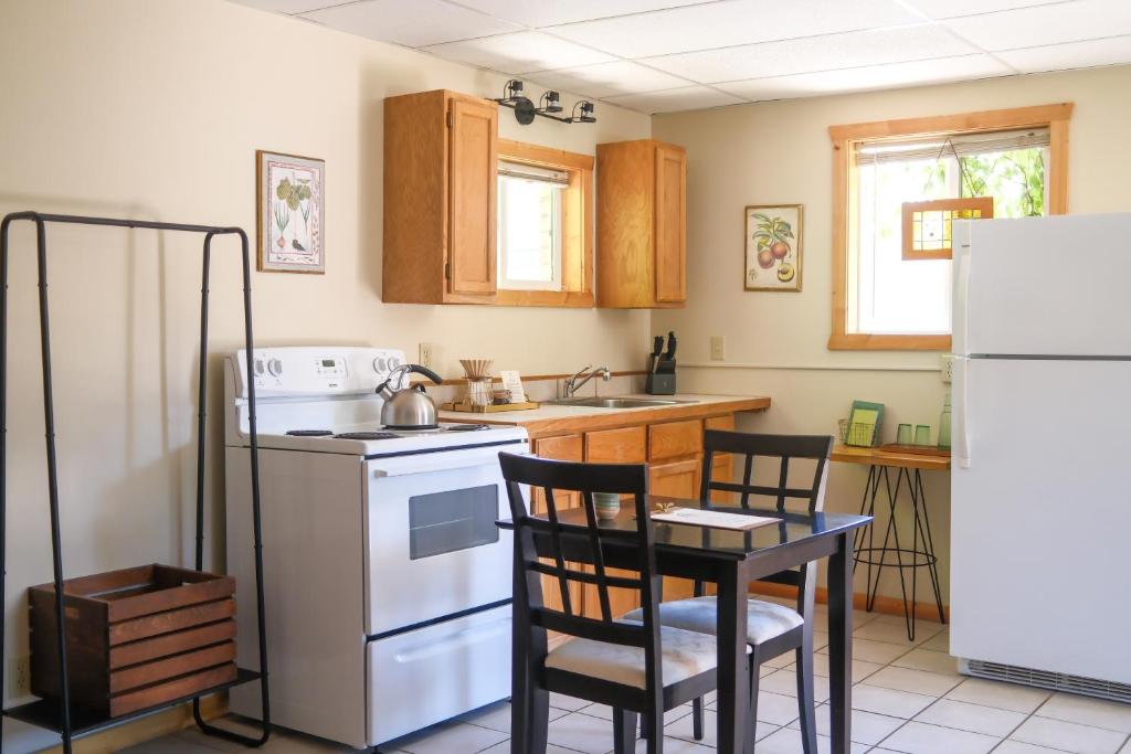 Rocky Mountain Inn - Studio Apartment
