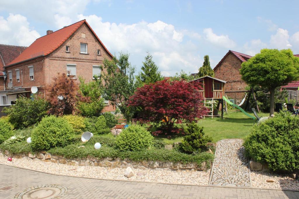 a garden in front of a house at Ferienhaus Harzvorland in Ballenstedt