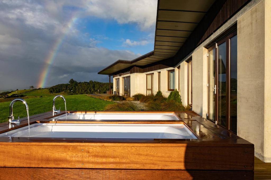 Image showcasing Off-Grid Luxury - Soak In The View!, Whangarei (prețuri actualizate 2025)