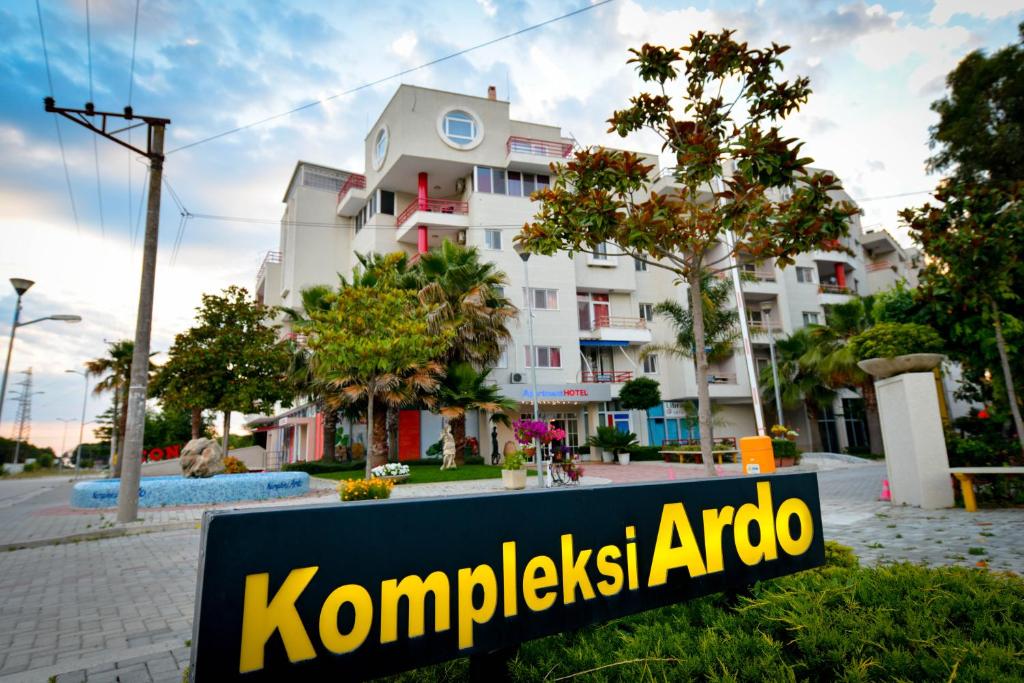 una señal frente a un edificio en HOTEL Apartments ARDO, en Golem