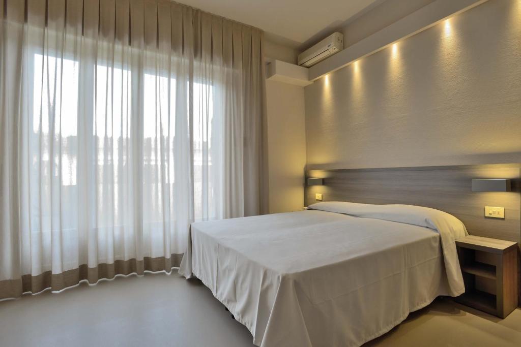 Hotel Crystal - Habitación Triple Con Balcón