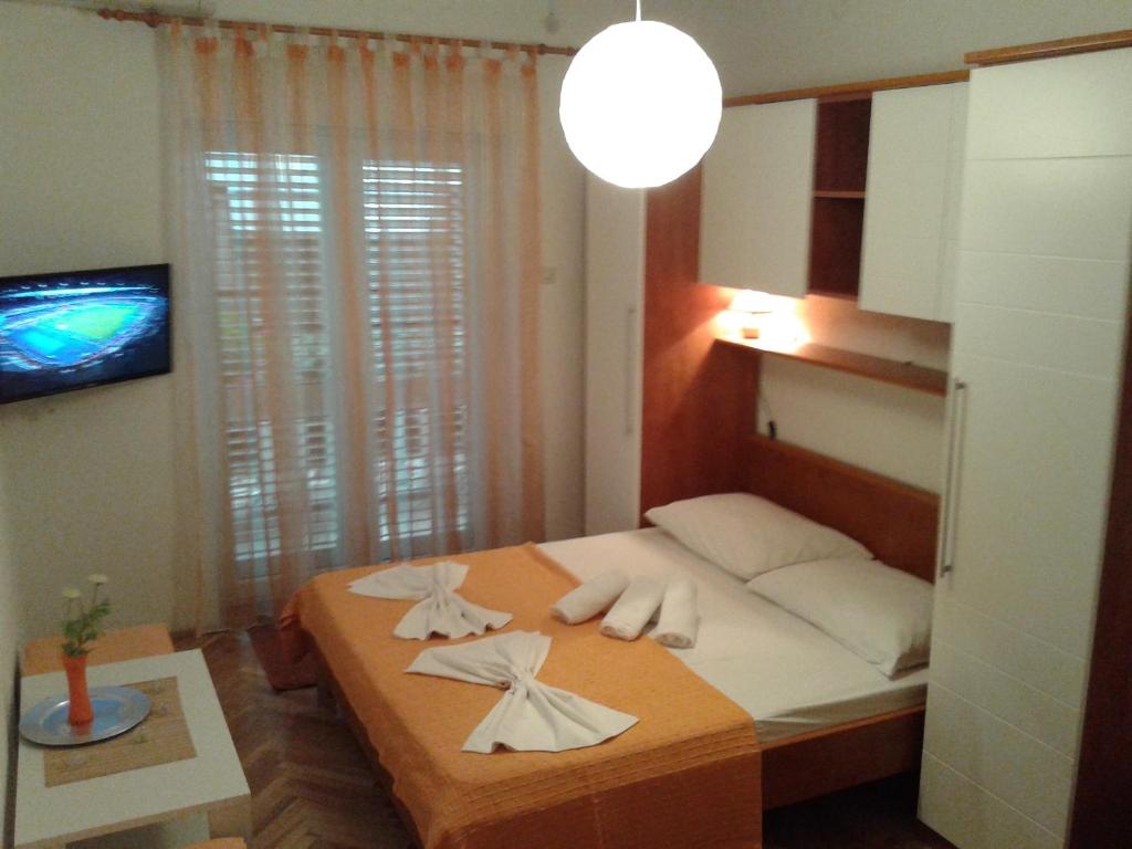 Postel nebo postele na pokoji v ubytování Apartments Mirjana