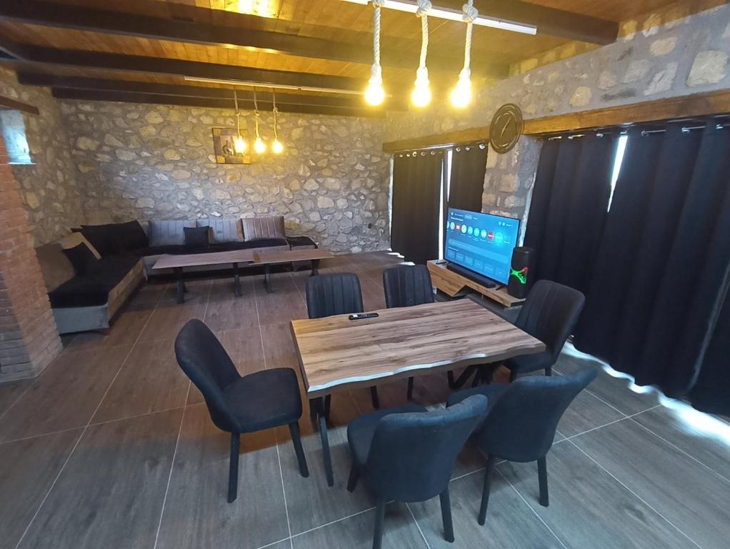 TV a/nebo společenská místnost v ubytování Vila Mesko