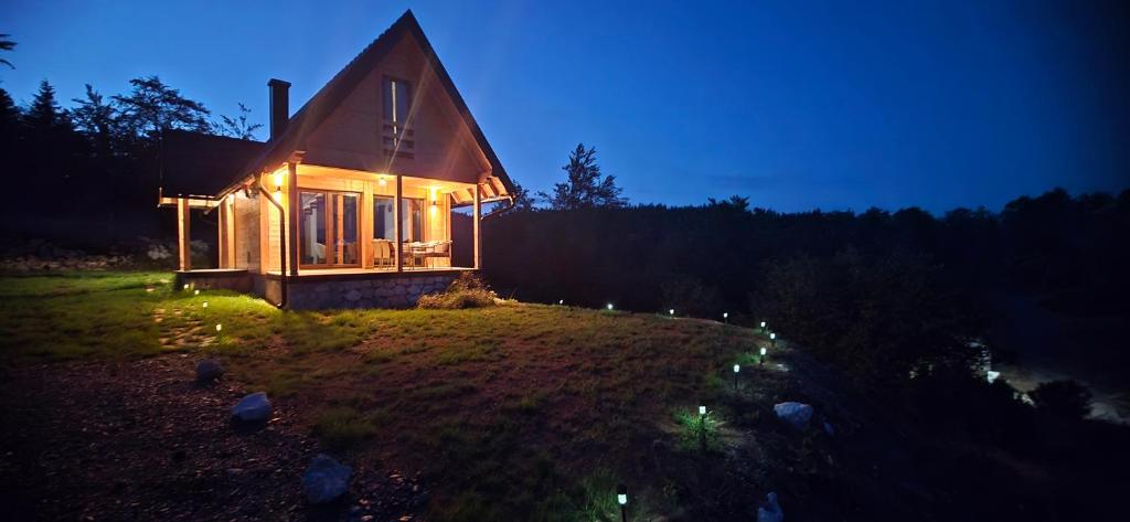 una pequeña casa en un campo por la noche en Brvnara Relax, en Sekulić 