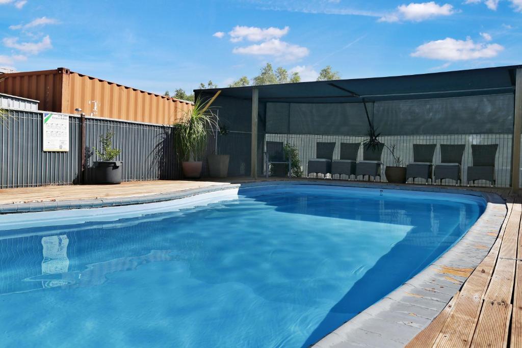 ein großer Pool mit schwarzer Decke darüber in der Unterkunft AAOK Moondarra Accommodation Village in Mount Isa