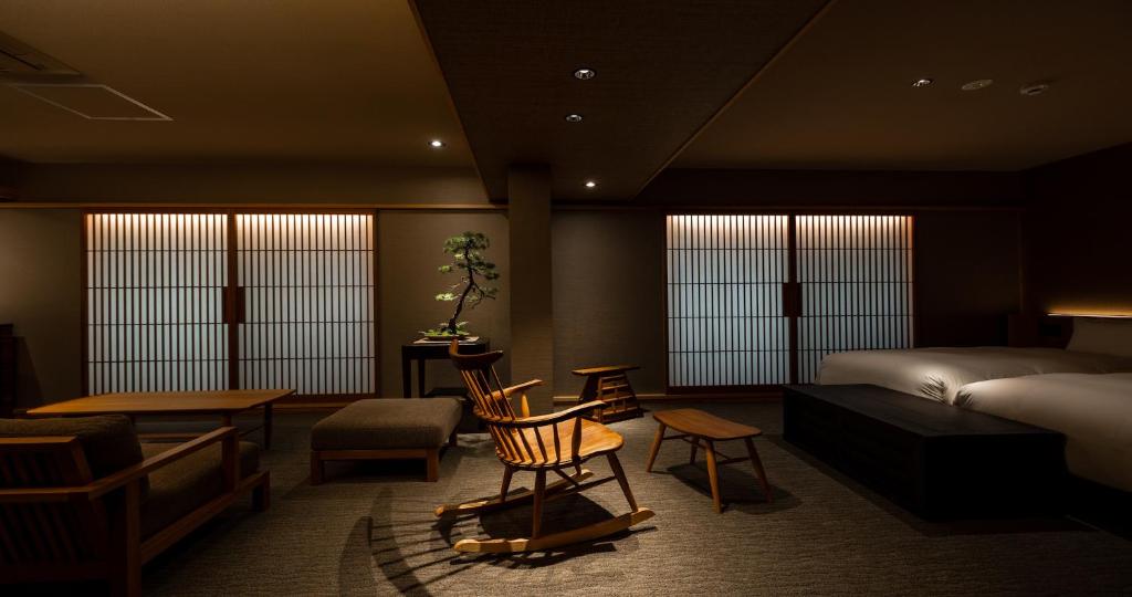 Un dormitorio con una cama y una mesa y sillas. en Higashiyama Shikikaboku, en Kioto