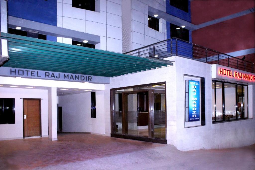 budynek hotelowy z nieruchomością hotelową w obiekcie Hotel Rajmandir w mieście Ambaji