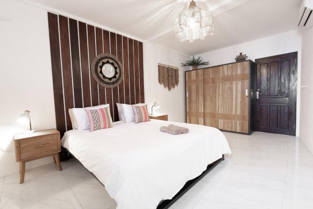 En eller flere senge i et værelse på Surga Homes In Kuta, Lombok