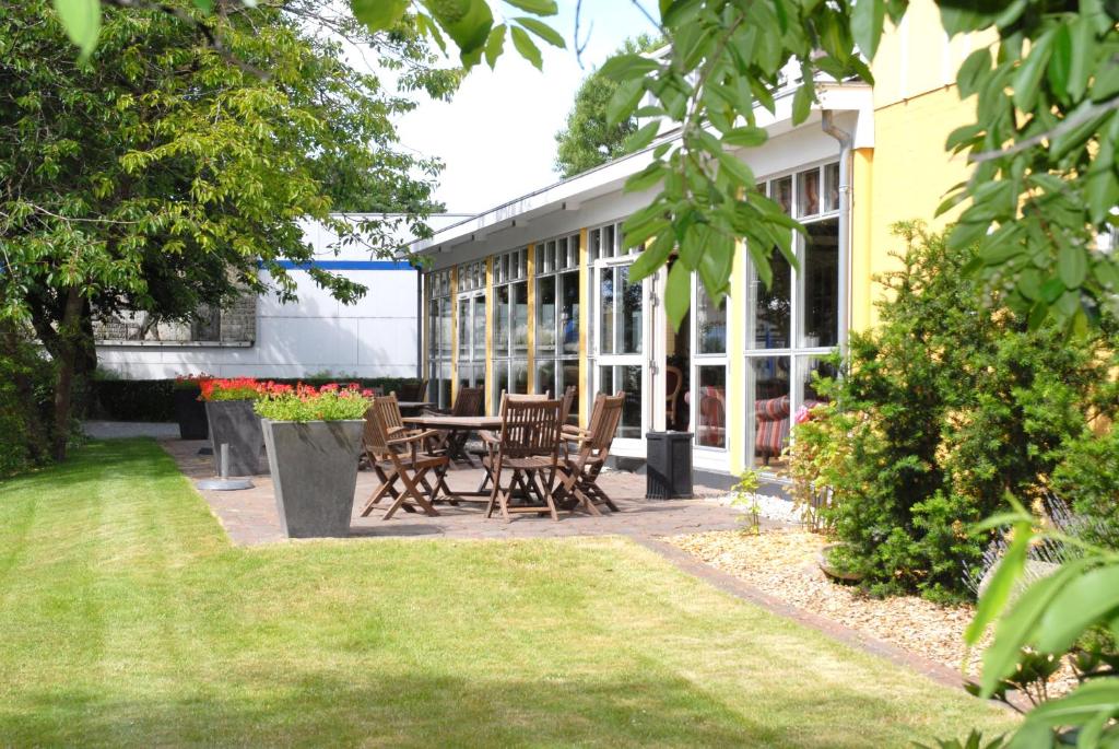 Ein Garten an der Unterkunft Hotel Smedegaarden