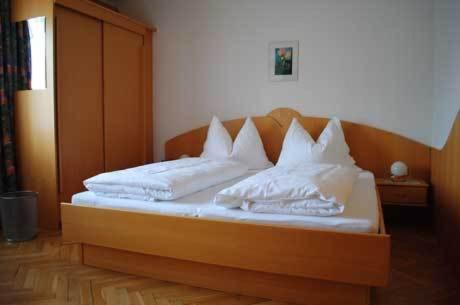 Postel nebo postele na pokoji v ubytování Gästehaus Brugger