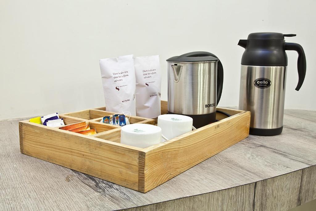 Příslušenství pro přípravu čaje a kávy v ubytování Scenaria Hotel