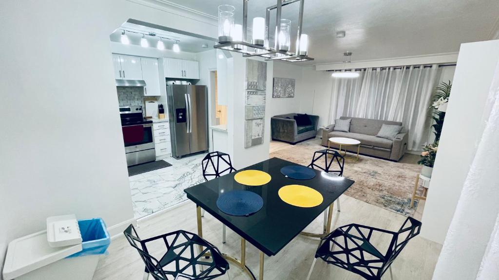 Nhà bếp/bếp nhỏ tại Amazing Home Near Toronto Airport with 2 Parking