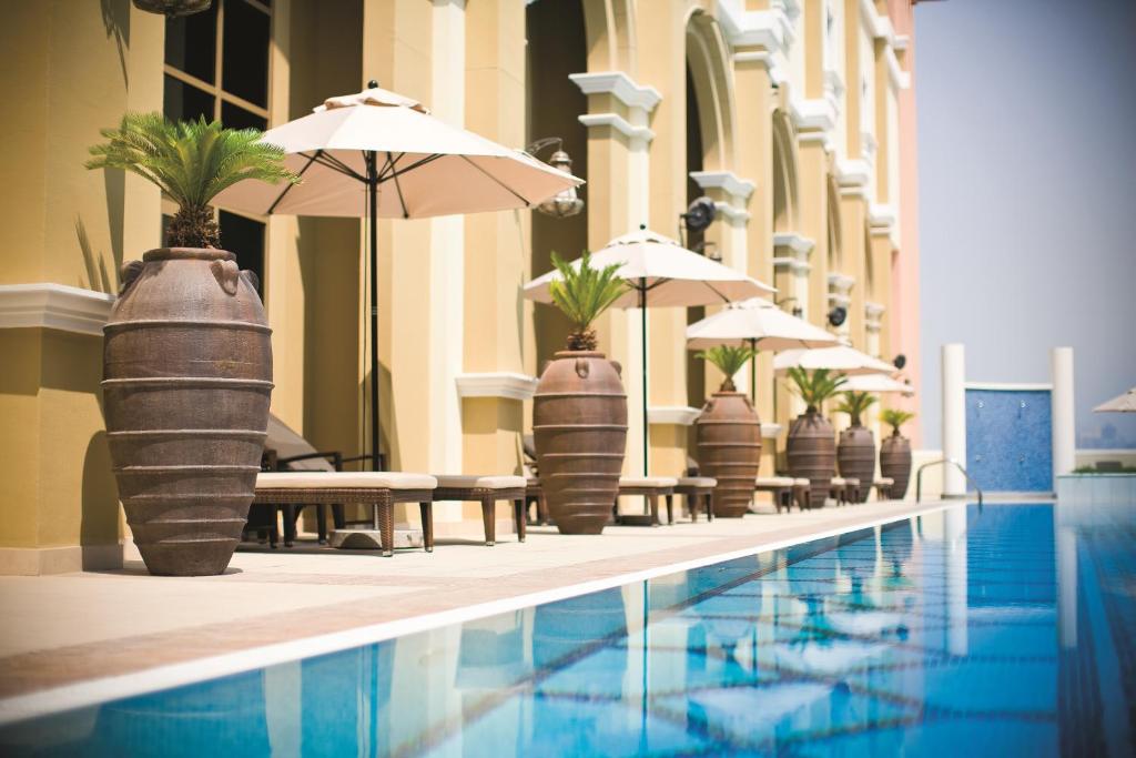 Der Swimmingpool an oder in der Nähe von Oaks Ibn Battuta Gate Dubai