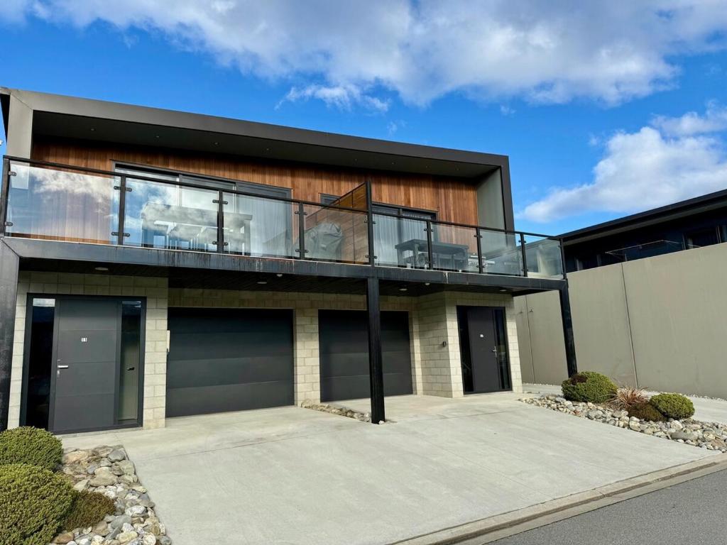 クロムウェルにあるHighlands Oasisのバルコニーとガラスのあるモダンな家