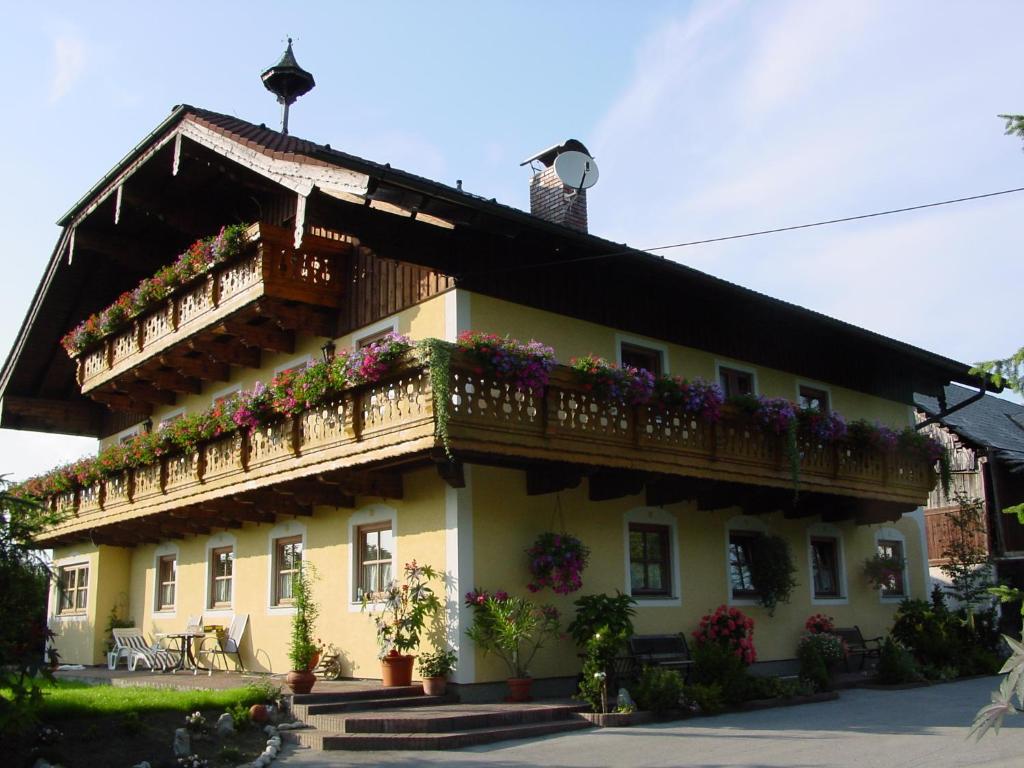 萨尔茨堡斯坦内霍夫旅馆的一座在阳台上种满鲜花的建筑