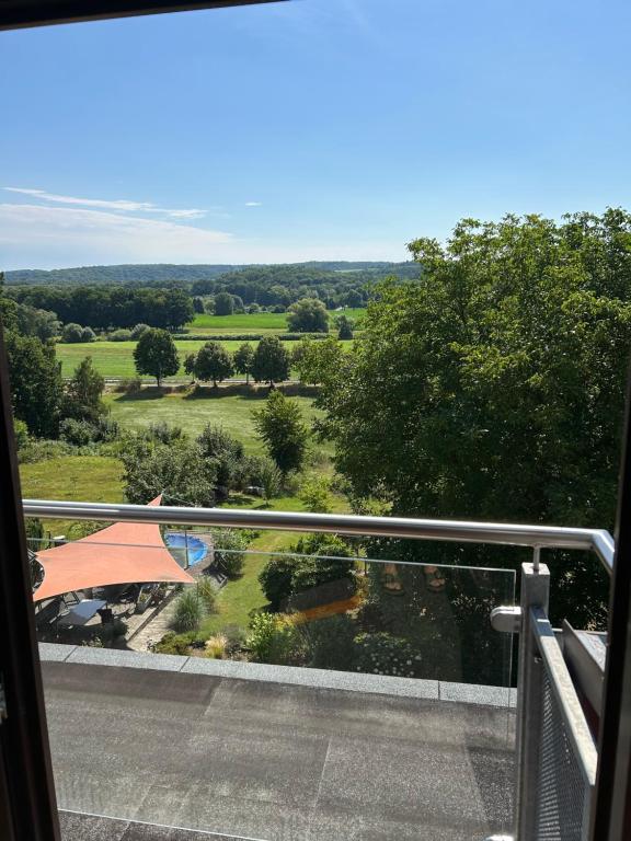een balkon met uitzicht op een tuin bij Fewo Leo in Remse
