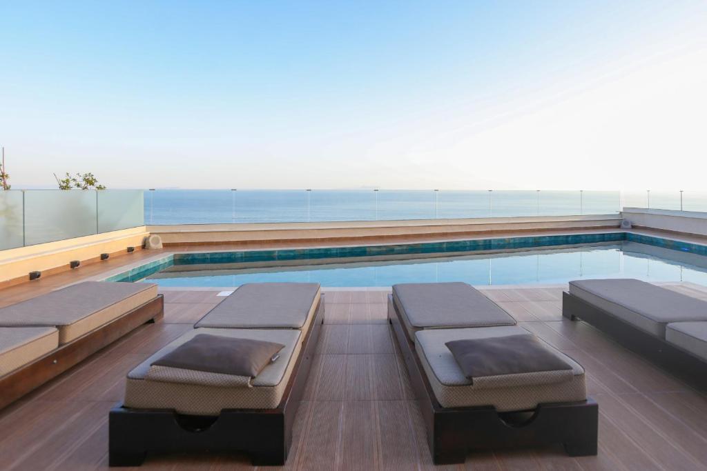 a swimming pool with two beds on a building at Villa Palasea in Vlorë