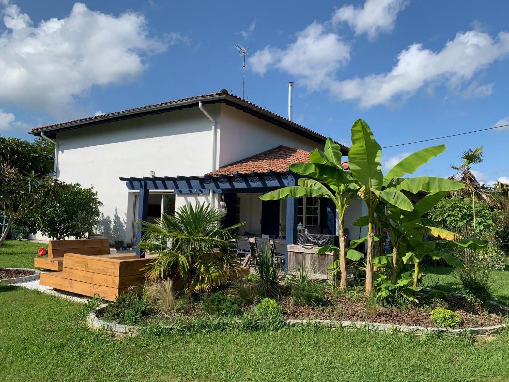 une maison avec un jardin devant dans l'établissement La Kasa Poza, à Biaudos