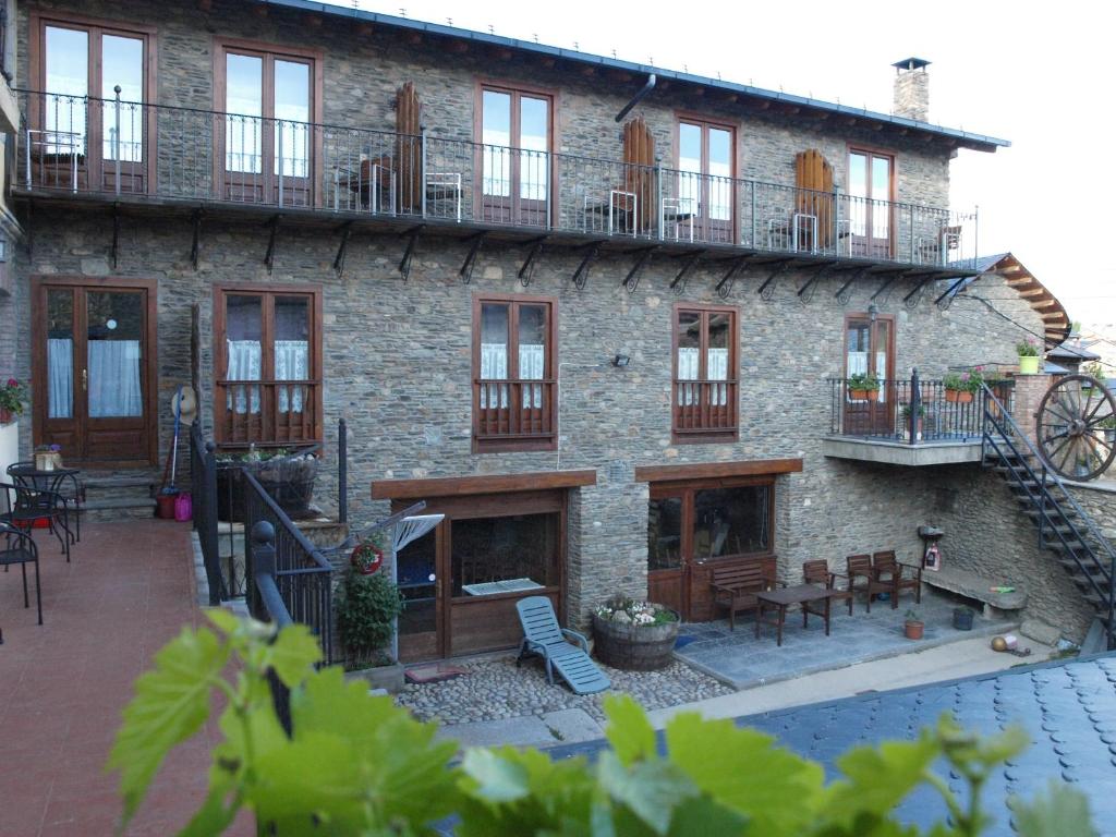 un gran edificio de ladrillo con ventanas y un patio en Cal Reus, en Ger