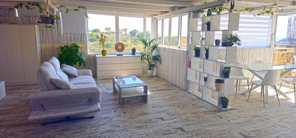 a living room with two chairs and a table at Satori Studio - open plan seaviews private terrace & shared pool in Il-Pergla