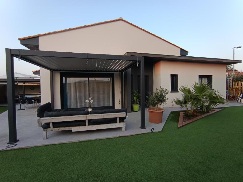 Photo de la galerie de l'établissement Villa climatisée avec jardin aménagé et cuisine d'été pour de superbes vacances au soleil !, à Perpignan