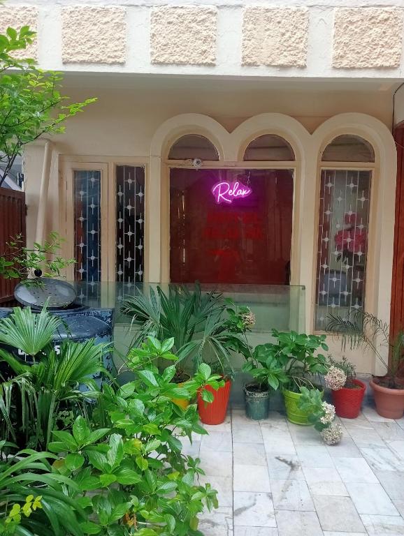 Κήπος έξω από το Hotel Relax