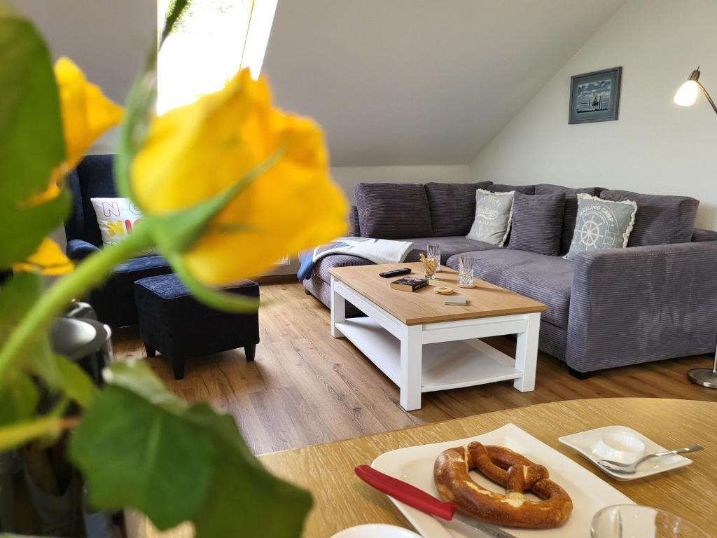 un salon avec un canapé et une table dans l'établissement Ferienwohnung Am Sommerdeich, à Sankt Peter-Ording
