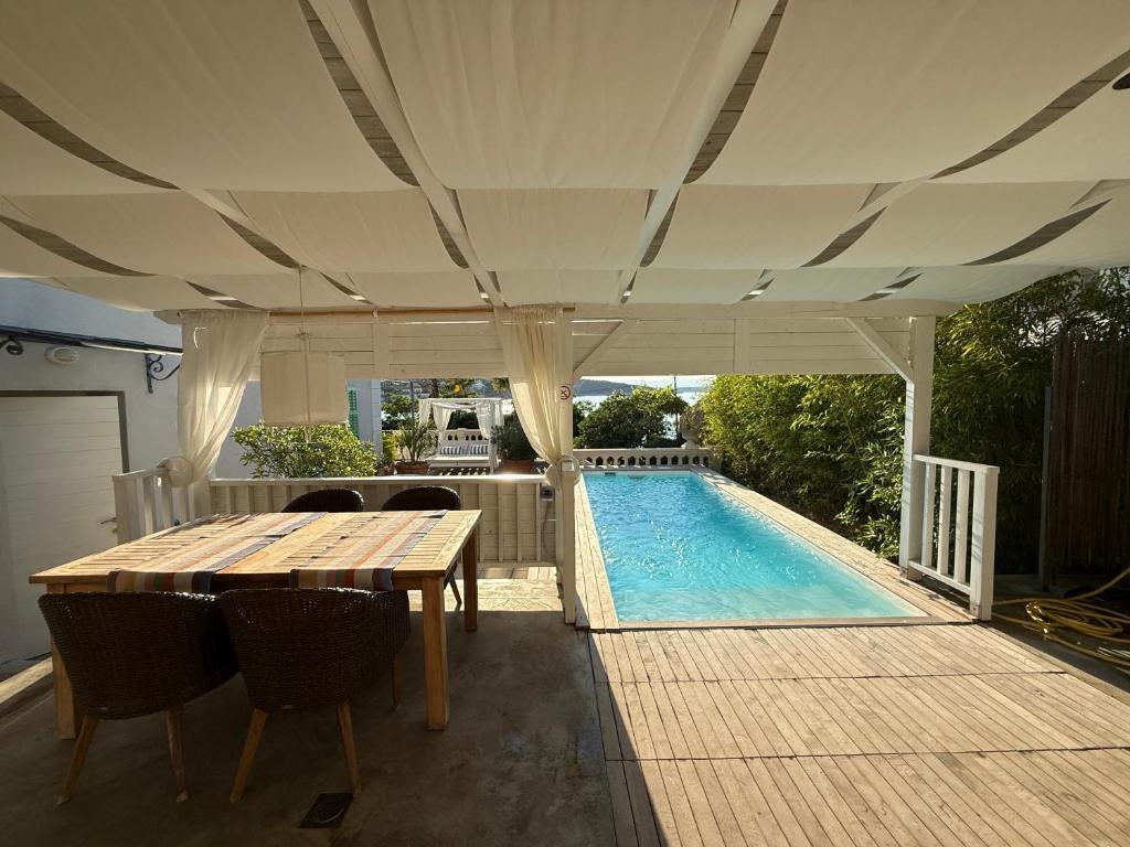Πισίνα στο ή κοντά στο PAVI APARTMENTS Luxury apartment with a private pool