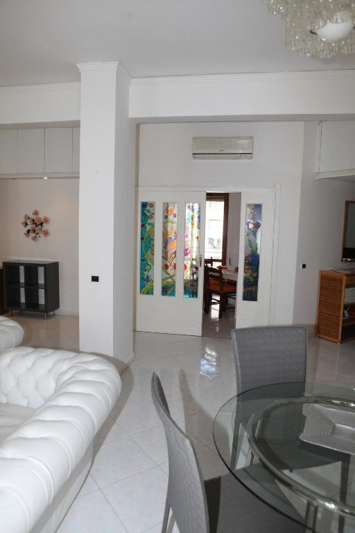 A seating area at Sorrento Nest Rose