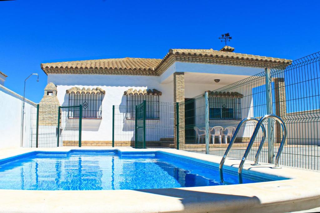 una piscina frente a una casa en Chalet Pinar de Roche 118, en Conil de la Frontera